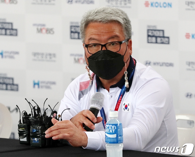 [사진] 질문에 답하는 박채순 양궁 국가대표 총감독