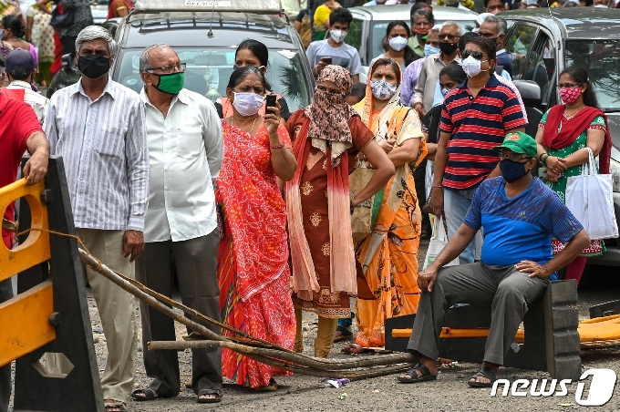 인도 뭄바이에서 2021년 4월 22일 사람들이 코로나19 백신 접종을 기다리는 모습. © AFP=뉴스1