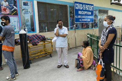 23일(현지시간) 인도 뉴델리에서 코로나19 환자가 입원을 기다리면서 병원 밖에서 들 것 위에 누워 있고 친지들이 그 주변에 있다. /사진=AFP
