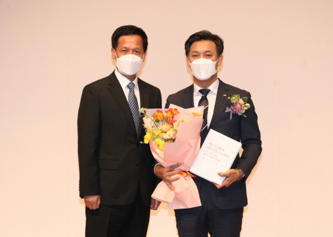 김영문 한국동서발전 사장(오른쪽)이 26일 취임식을 갖고 기념촬영을 하고 있다./사진제공=한국동서발전
