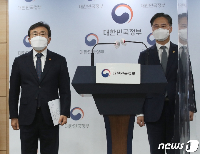 [사진] 노바백스 CEO 면담 결과 브리핑하는 참석한 권덕철 장관과 박진규 차관