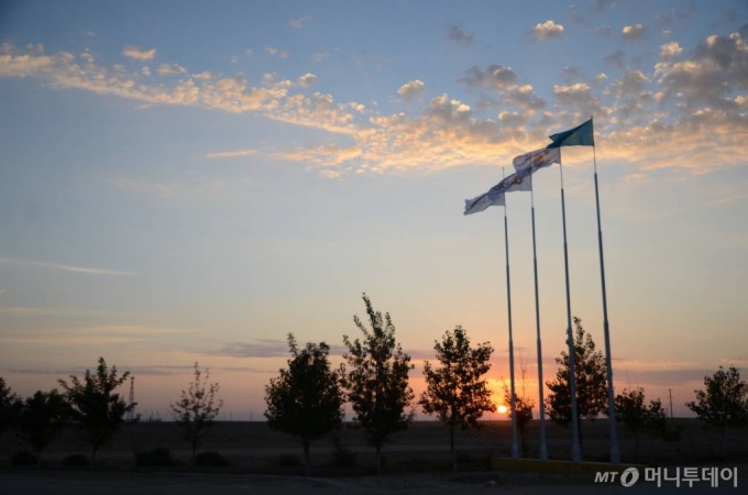 카자흐스탄 서부 만기스타우주에 위치한 아리스탄 광구의 베이스캠프 앞에 설치된 국기봉에서 태극기가 펄럭이고 있다. /사진=머니투데이 포토DB