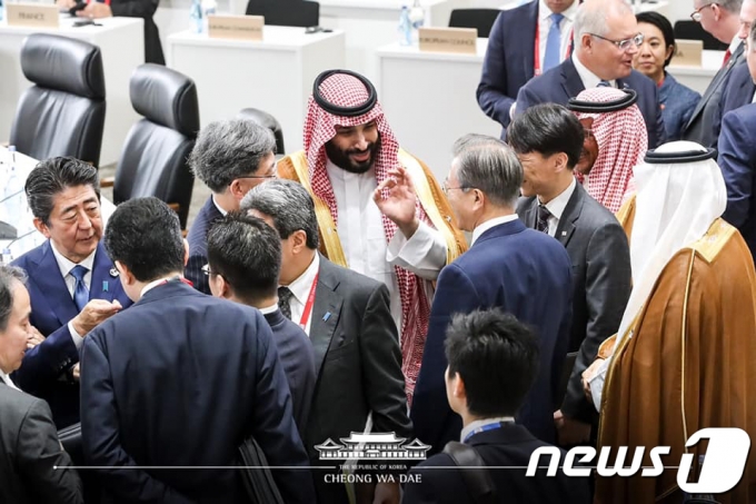 2019년 무함마드 빈 살만 사우디아라비아 왕세자가 문재인 대통령과 대화하는 모습/사진=청와대,뉴스1