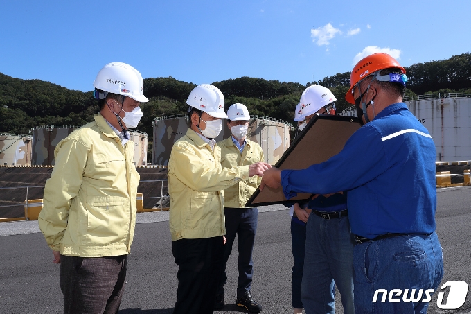 한국석유공사는 고용노동부가 주관한 '2020년 공공기관 안전활동 수준평가'에서 A등급을 받았다(사진은 울산석유비축기지 점검 모습).© 뉴스1