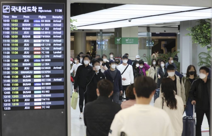  봄철 제주도 여행객이 증가하고 있는 지난 11일 서울 강서구 김포공항 국내선 도착장이 이용객들로 붐비고 있다. /사진=뉴시스