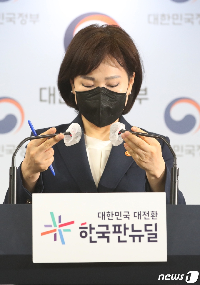 [사진] 마이크 조정하는 전현희 국민권익위원장