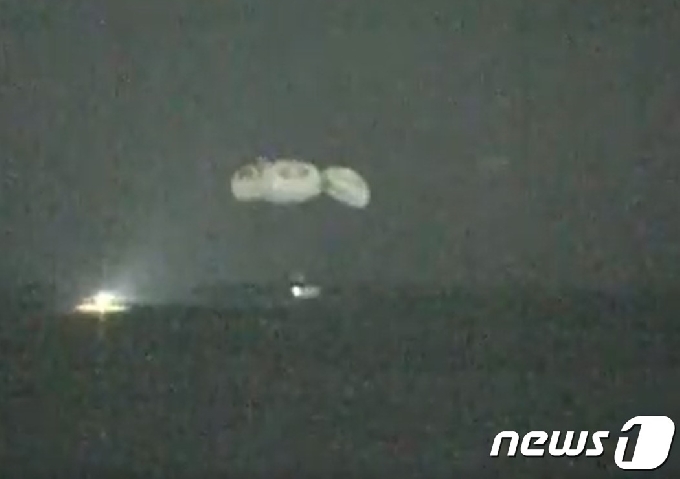 2일 오전 3시(현지시간)께 국제우주정거장(ISS)에서 우주비행사 4명을 태우고 지구로 돌아온 스페이스X의 크루드래건 캡슐.(트위터 갈무리) © 뉴스1