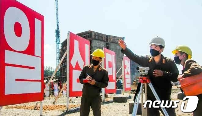 [사진] 북한 "당에 승리 보고·인민에 보금자리를"…주택 건설 독려
