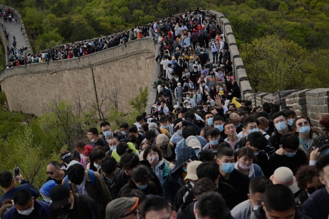 노동절 연휴 기간 베이징 인근의 만리장성 빠다링 구간을 올라가는 중국 관광객 /사진=AFP