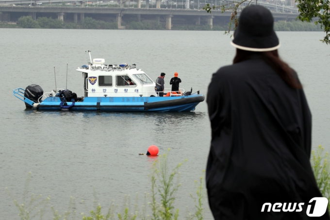 지난달 30일 오후 서울 반포한강공원 인근에서 실종된 대학생 손씨가 숨진채 발견됐다. 사진은 이날 반포한강에서 수중수색작업중인 경찰. /사진=뉴스1