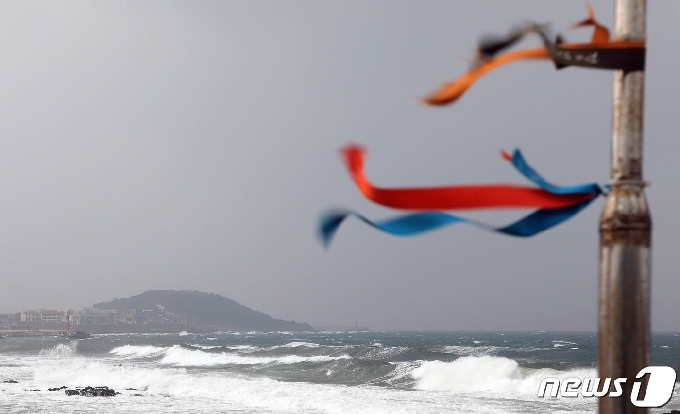 강풍이 몰아치면서 제주시 서해안로 앞바다에 물보라가 일고 있다.© News1 DB