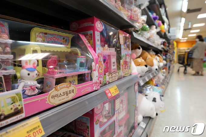 어린이날을 하루 앞둔 4일 서울 시내의 한 대형마트에서 한 시민이 장난감들을 살펴보고 있다. 2021.5.4/뉴스1 © News1 이승배 기자