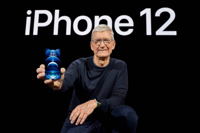Apple CEO Tim Cook poses with the all-new iPhone 12 Pro at Apple Park in Cupertino, California, U.S. in a photo released October 13, 2020. Brooks Kraft/Apple Inc./Handout via REUTERS NO RESALES. NO ARCHIVES. THIS IMAGE HAS BEEN SUPPLIED BY A THIRD PARTY. TPX IMAGES OF THE DAY   팀 쿡 애플 최고경영자가 13일(현지시간) 미국 캘리포니아 주 쿠퍼티노 애플파크에서 신형 '아이폰12'를 들고 포즈를 취하고 있다.