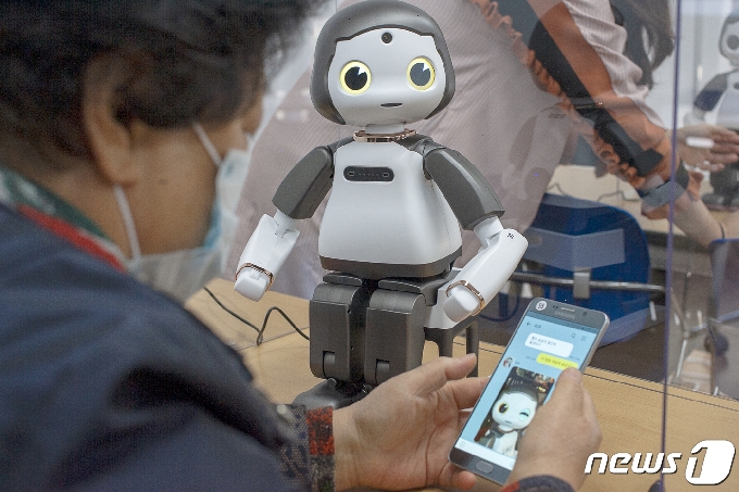 교육용 로봇 '리쿠'를 활용해 어르신에게 디지털 교육을 실시하고 있는 모습.(서울시 제공)© 뉴스1