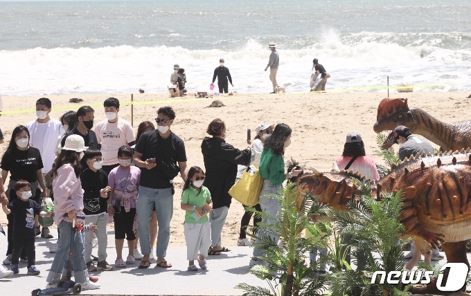 어린이날인 5일 부산 해운대해수욕장을 찾은 시민들이 모래작품을 관람하고 있다.2021.5.5/뉴스1© 뉴스1 박세진 기자