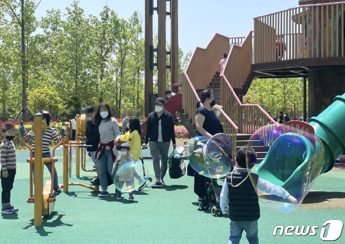 어린이날인 5일 부산시민공원 놀이터에서 부모들과 어린이들이 놀이를 하고 있다.2021.5.5/뉴스1© 뉴스1 이유진 기자