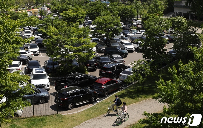 [사진] 휴일 한강공원 주차장은 '만차'