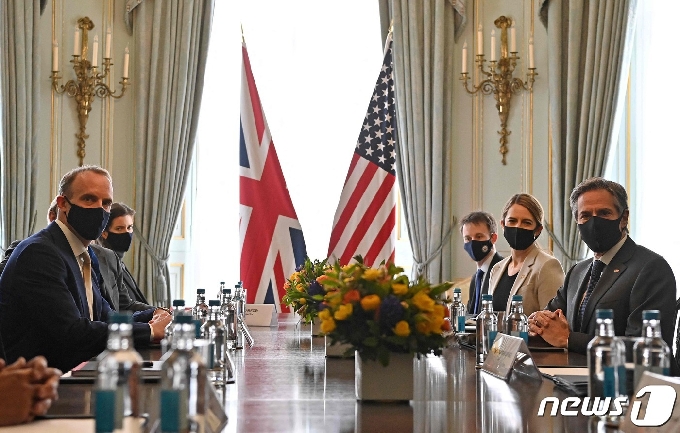 토니 블링컨 미국 국무장관이 3일(현지시간) 런던 G7 외교장관 회의에 참석 중 도미닉 라브 영국 외교장관과 회담을 하고 있다. © AFP=뉴스1 © News1 우동명 기자