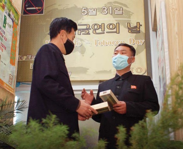 금연 독려하는 북한. (출처=북한 대외용 월간지 '금수강산') © 뉴스1