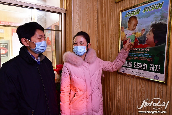 북한 선전화 '미래를 위하여 담배를 단호히 끊자'. (출처=메아리) © 뉴스1