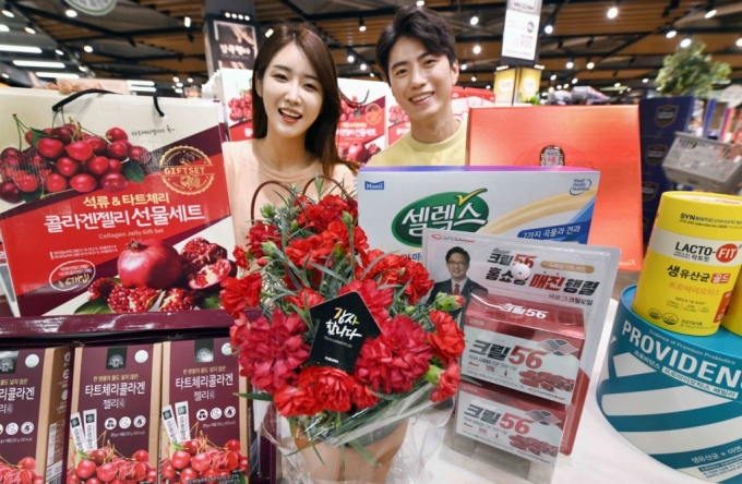 모델들이 6일 서울 등촌동 홈플러스 강서점에서 ‘건강박람회’ 행사상품을 선보이고 있다. 홈플러스는 어버이날을 맞아 오는 12일까지 ‘건강박람회’를 진행한다고 밝혔다. 