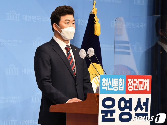 윤영석 국민의힘 의원이 6일 서울 여의도 국회 소통관에서 당대표 출마 기자회견을 하고 있다. /사진=뉴스1