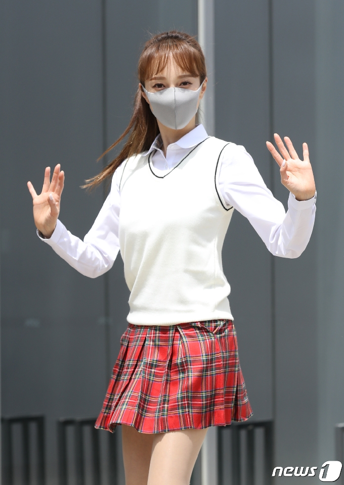 가수 아유미가 6일 오후 경기도 고양시 일산 JTBC에서 열린 JTBC 예능프로그램 '아는 형님' 녹화를 위해 방송국으로 들어서고 있다. 2021.5.6/뉴스1 © News1 권현진 기자