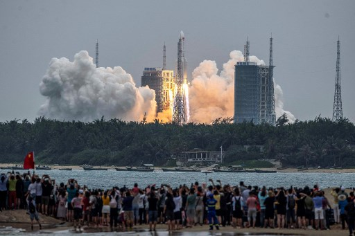 지난달 29일 중국 하이난성 원창기지에서 우주정거장의 핵심 모듈 '톈허'를 실은 '창정 5호B' 로켓이 하늘로 발사되고 있다./사진=AFP