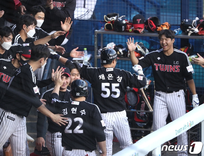 [사진] LG 채은성 '기분좋은 첫타석 홈런'
