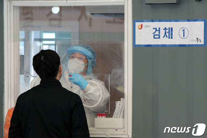 어린이날인 5일 서울 중구 서울역광장에 마련된 신종 코로나바이러스 감염증(코로나19) 임시선별진료소에서 시민이 검사를 받고 있다. © News1 황기선 기자