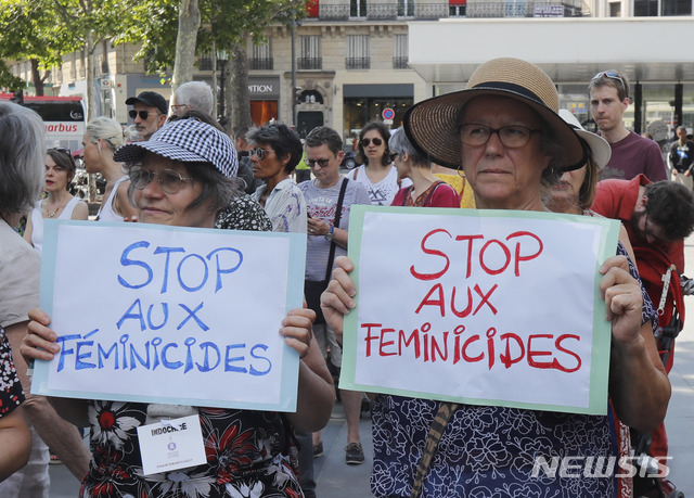 6일(현지시간) 프랑스 파리에서 여성들이 손팻말을 들고 '여성혐오살인'(femicide) 중단 시위를 벌이고 있다/ 사진=AP/뉴시스