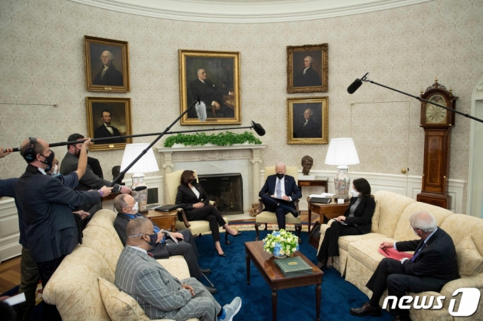 (워싱턴 AFP=뉴스1) 우동명 기자 = 조 바이든 미국 대통령이 12일(현지시간) 워싱턴 백악관에서 카멀라 해리스 부통령이 참석한 가운데 의원들과 '미국 일자리 계획'을 논의하고 있다.  (C) AFP=뉴스1  