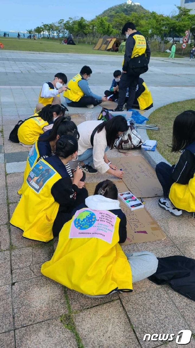 영도희망21마을공동체와 동삼마을교육공동체 소속 청소년들이 후쿠시마원전 오염수 해양방류를 반대하는 피켓시위를 준비하고 있다.(영도희망21제공)© 뉴스1