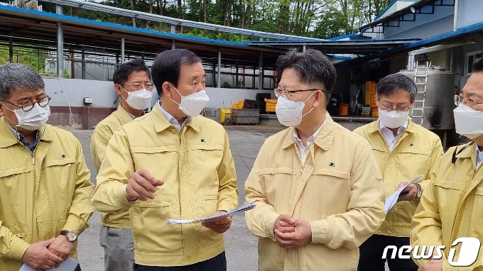 충북 충주시의 과수화상병 선제 대응이 전국적 모범 사례가 되고 있다. 사진은 충주를 방문한 김현수 농식품부 장관(왼쪽에서 네 번째)과 조길형 충주시장(왼쪽에서 세 번째).(충주시 제공)2021.5.8/ © 뉴스1