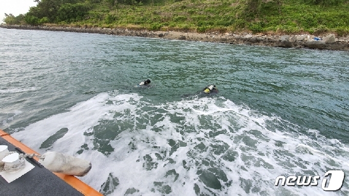 여수해경이 고흥 해상에서 실종된 70대 해녀를 수색하고 있다.(여수해양경찰서 제공)© 뉴스1