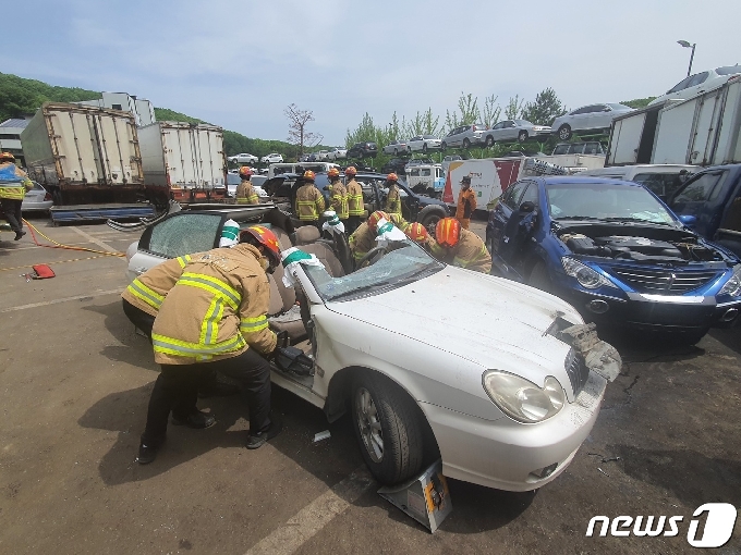 소방119구조대는 ㈜동강그린모터스(대표 최호)에서 교통사고로 차량에 갇힌 사람을 신속히 구해내는 차량인명구조를 진행했다. © 뉴스1