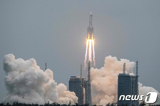 지난 4월29일(현지시간) 하이난성 원창 발사 기지에서 우주 정거장의 본체인 '톈허'를 실은 창정 5B 로켓의 발사 장면. /사진=AFP/뉴스1