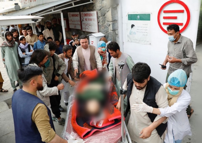 8일(현지시간) 아프가니스탄 카불에서 발생한 폭발로 부상을 입은 한 여성이 병원으로 이송되고 있다. /사진=로이터/뉴시스