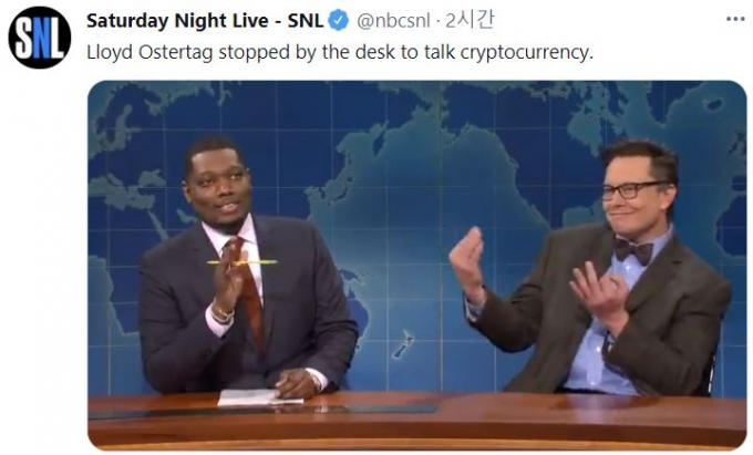 8일(현지시간) 방영된 미국 코미디쇼 SNL에서 금융 전문가로 분한 일론 머스크 테슬라 CEO(오른쪽)이 진행자에게 도지코인에 대해 설명하고 있다. /사진=SNL 트위터 공식 계정