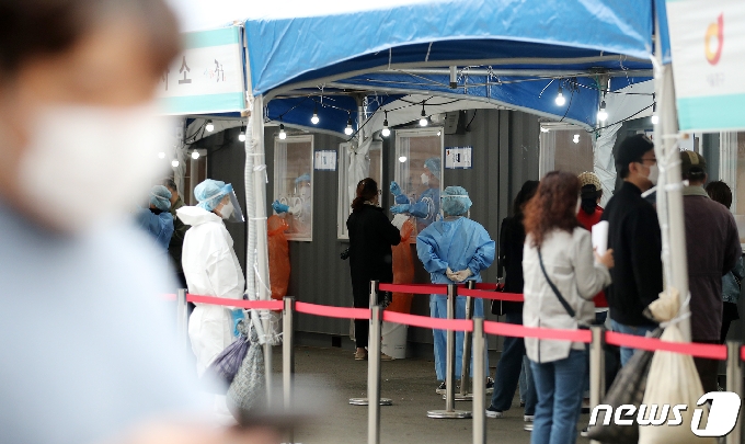 서울 중구 서울역광장에 마련된 신종 코로나바이러스 감염증(코로나19) 임시선별진료소에서 시민들이 검사를 받기 위해 줄을 서 있다.© News1 김진환 기자