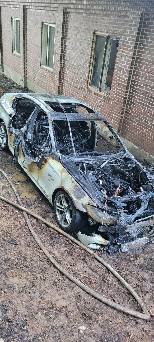 청양 한 기도원 옆에서 방화로 의심되는 불이 난 차량.(청양소방서 제공) © 뉴스1