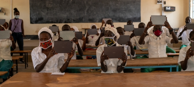 케냐 카쿠마 난민촌 그린라이트 중등학교 학생들이 '갤럭시탭'을 보여주고 있다. /사진제공=유엔난민기구