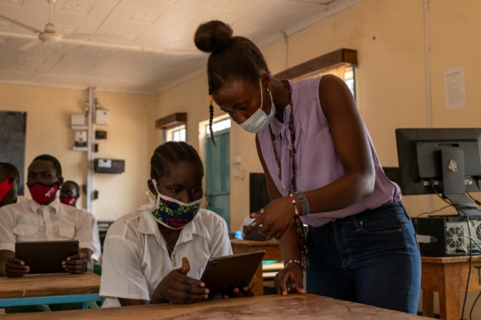 케냐 카쿠마 난민촌 그린라이트 중등학교 교사와 학생이 '갤럭시탭'을 활용해 수업하고 있다. /사진제공=유엔난민기구