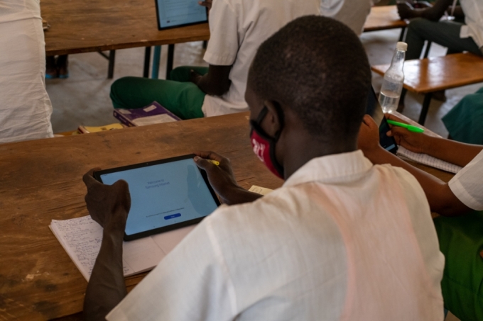 케냐 카쿠마 난민촌 그린라이트 중등학교 교사와 학생이 '갤럭시탭'을 활용해 수업하고 있다. /사진제공=유엔난민기구