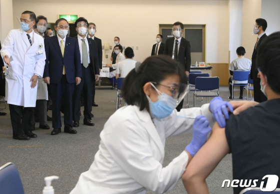 (도쿄 AFP=뉴스1) 우동명 기자 = 스가 요시히데 일본 총리가 18일 (현지시간) 국영 도쿄 메디컬 센터에서 코로나19 화이자 백신 접종 모습을 지켜보고 있다,   (C) AFP=뉴스1  