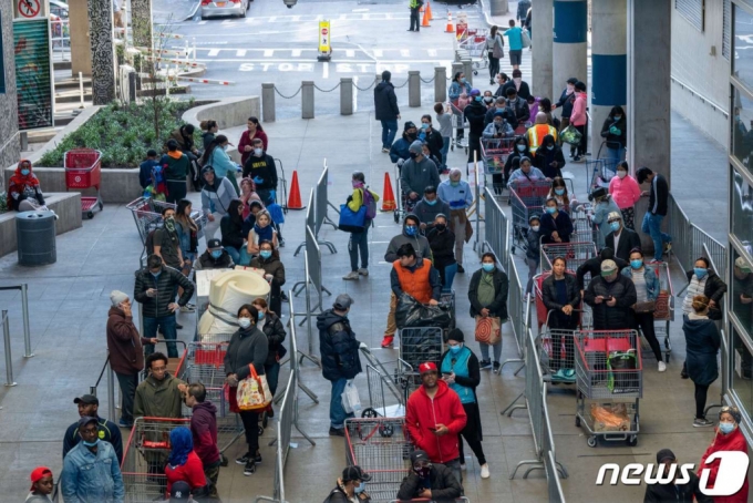 지난해 코로나19 확산 속 뉴욕의 코스트코 쇼핑객들이 이스트 리버 광장에 몰려 있다.  /AFP=뉴스1  