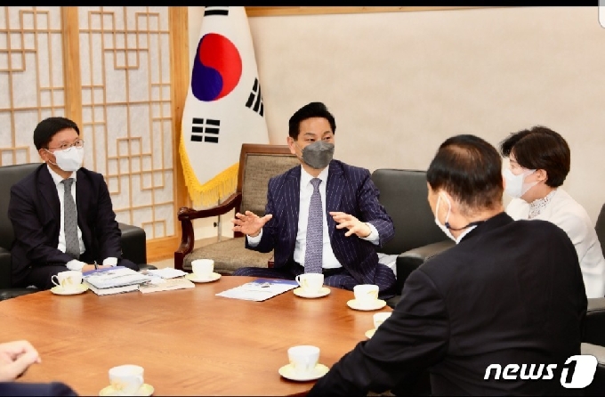 전동평 영암군수(가운데)와 마한역사문화연구회가 문화재청을 방문, 김현모 문화재청장(왼쪽)에게 마한유적에 대한 정부 관심과 지원을 건의했다.© 뉴스1