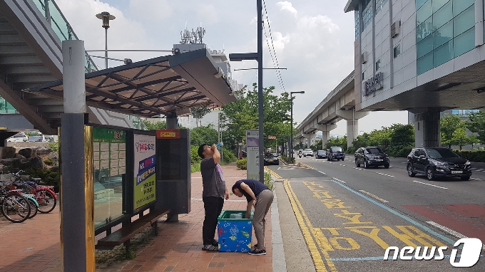 경남 김해시가 올 여름 무더위를 대비해 폭염종합대책을 수립했다. 사진은 한 시민이 버스정류장에 비치된 얼음생수를 마시는 모습. © 뉴스1