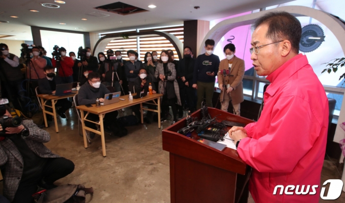 지난해 3월 12일 홍준표 의원이 경남 양산을 출마를 포기하고, 미래통합당(현 국민의힘) 탈당과 함께 대구 무소속 출마를 밝히는 기자회견 모습. /사진제공=뉴스1