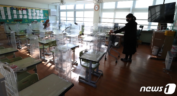 인천 한 초등학교 텅 빈 교실에서 교사가 원격수업을 준비하고 있다. 2020.12.15/뉴스1 © News1 정진욱 기자
